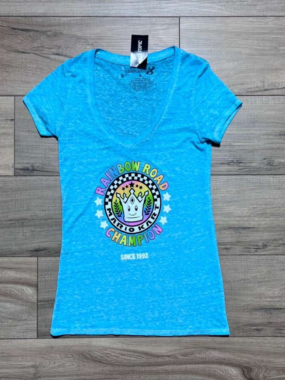 Mario Kart Hot Topic Juniors Rainbow Road Champion Tee‎ Size Small Turquoise